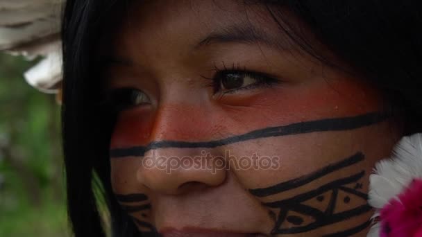 Крупный план женщины-бразильки из коренного племени на Амазонке
 - Кадры, видео