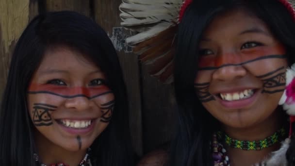Closeup gezicht van Native Braziliaanse vrouw een inheemse stam in de Amazone - Video