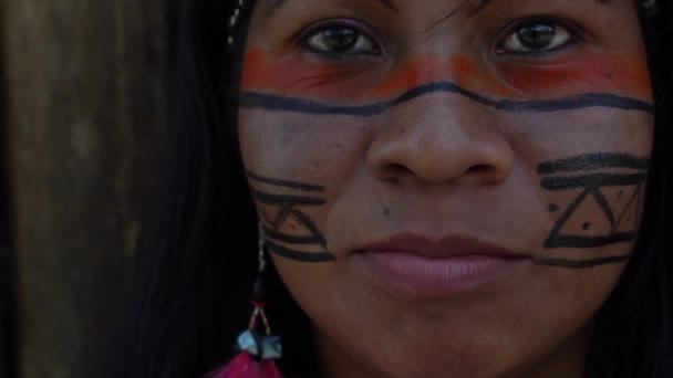 Closeup gezicht van Native Braziliaanse vrouw een inheemse stam in de Amazone - Video