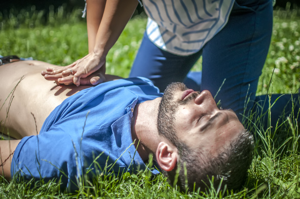 masaje cardíaco a un hombre inconsciente después de una lesión
 - Foto, Imagen