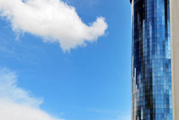 Fragmento de un diseño arquitectónico abstracto en la ciudad con cielo reflejado en las ventanas
 - Foto, imagen
