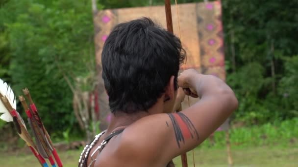 Uomo indigeno della tribù Tupi Guarani con arco e freccia, in Brasile
 - Filmati, video