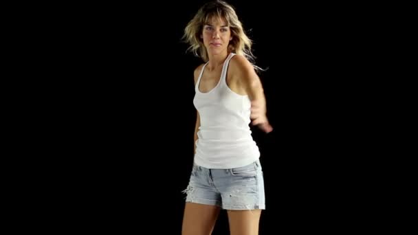 fajna Sexy blond kobieta tańczy w biały top jean szorty - Materiał filmowy, wideo