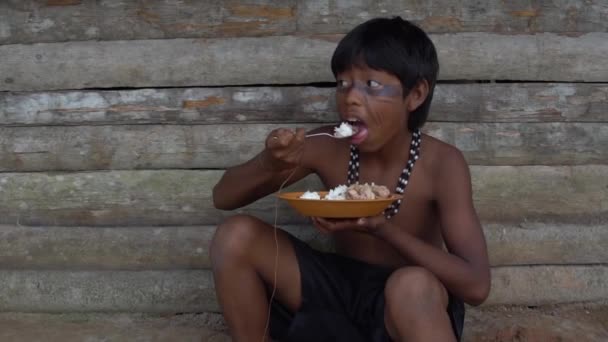Τα παιδιά τρώνε ένα παραδοσιακό φαγητό σε μια αυτόχθονες Tupi Γκουαρανί φυλή στη Βραζιλία - Πλάνα, βίντεο