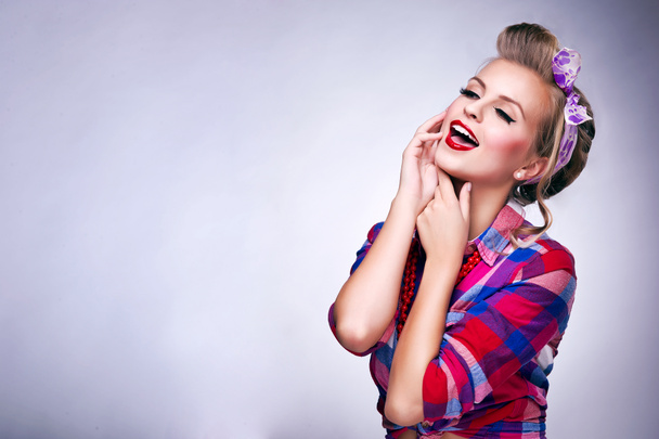 Kaunis nuori nainen pin-up meikki ja kampauksen poseeraa
 - Valokuva, kuva