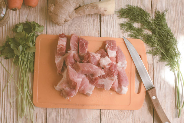 Ingridients élelmiszer: hús, hagyma, gyömbér, a párolt recept bab hús fa háttér. Lépéseket főzés, ételkészítési folyamatot. A házi egészséges ételek fogalmát. - Fotó, kép