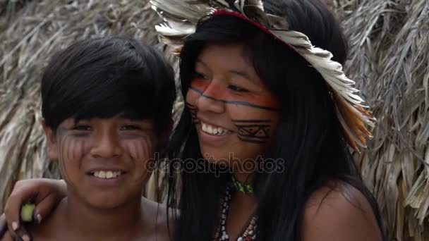 Brüder im Stamm der Tupi Guarani, Brasilien - Filmmaterial, Video