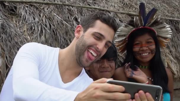 Touristin macht Selfie-Fotos mit brasilianischen Ureinwohnern - Indios - Filmmaterial, Video