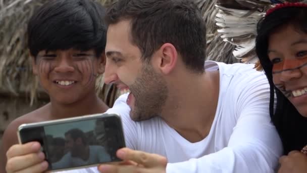 Turista tomando fotos de selfies con nativos brasileños - Indios
 - Imágenes, Vídeo