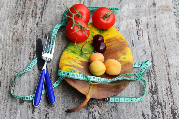  Abnehmen durch gesunde Ernährung mit Obst und Gemüse - Foto, Bild
