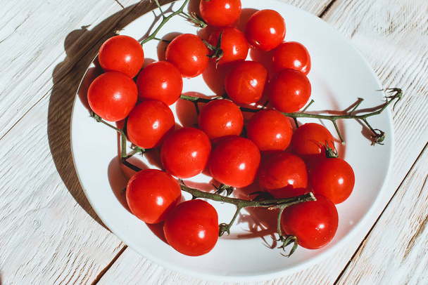 cherry rajčata na pozadí dřevěný stůl s copy prostor - Fotografie, Obrázek