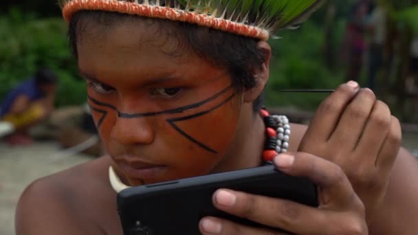Hombre nativo brasileño (Indio) Pintura en su rostro en una tribu indígena
 - Metraje, vídeo