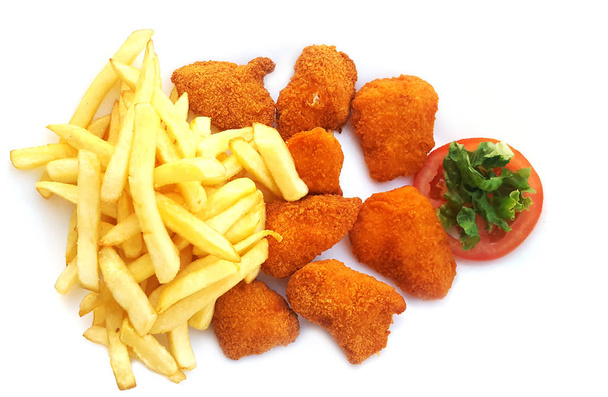 Nuggets de frango frito e batatas fritas
 - Foto, Imagem