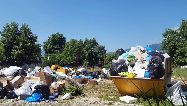 Büyük bir yığın çöp  - Fotoğraf, Görsel