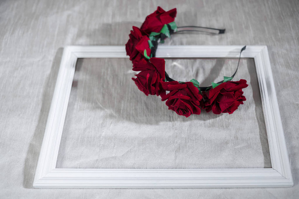 Grinalda vermelha com flor de cereja. Flor coroa
 - Foto, Imagem