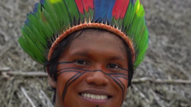 Hombre nativo brasileño (Indio) una tribu indígena en Brasil
 - Metraje, vídeo