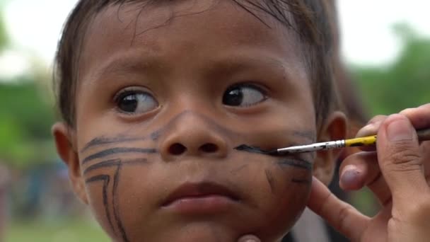 Pintura de un rostro de niños indígenas brasileños (Indio) - Brasil
 - Metraje, vídeo