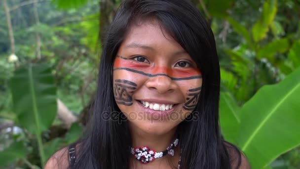Native Brazilian Girl in a Tupi Guarani Tribe, Brasile
 - Filmati, video