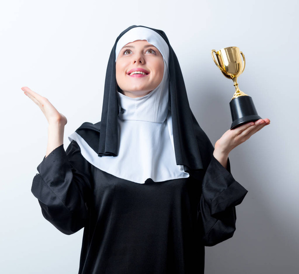 Rahibe ile Altın Kupa bardak  - Fotoğraf, Görsel