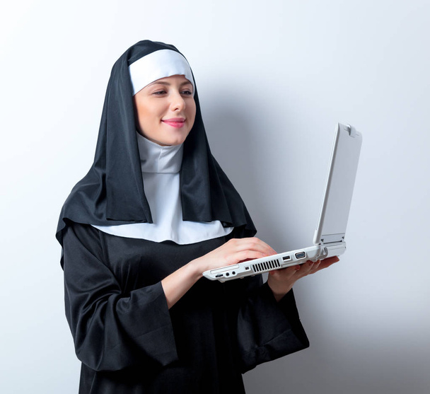 nun with laptop computer - Foto, Imagen
