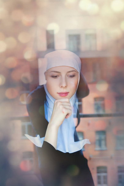 窓の近く悲しい修道女若い - 写真・画像