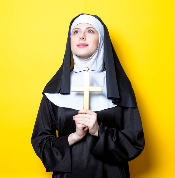 junge ernste Nonne mit Kreuz - Foto, Bild