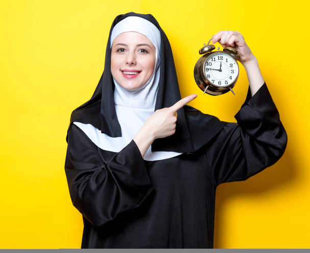 Genç mutlu rahibe ile çalar saat - Fotoğraf, Görsel