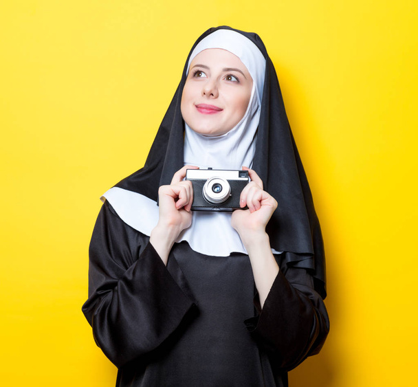 Rahibe vintage fotoğraf makinesi ile - Fotoğraf, Görsel