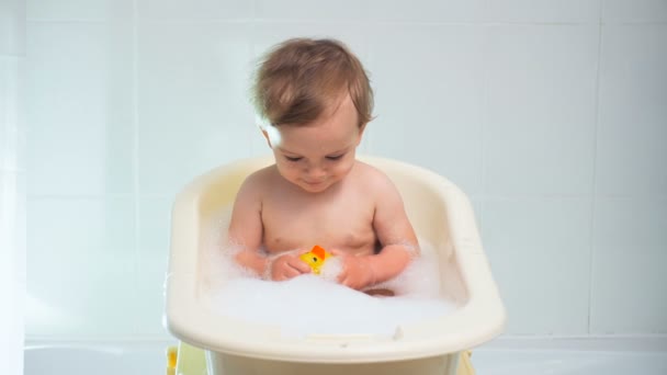 Banyoda kauçuk ördek ile oynayan sevimli bebek çocuk 4k görüntüleri - Video, Çekim
