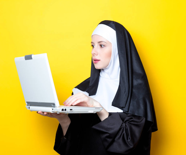 Nonne mit weißem Laptop - Foto, Bild