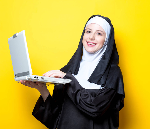 Rahibe beyaz dizüstü bilgisayar ile - Fotoğraf, Görsel