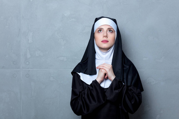 Jovem freira séria
 - Foto, Imagem