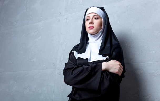Молодая серьезная монахиня
 - Фото, изображение