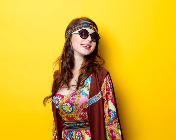 Jeune fille hippie avec des lunettes de soleil
 - Photo, image