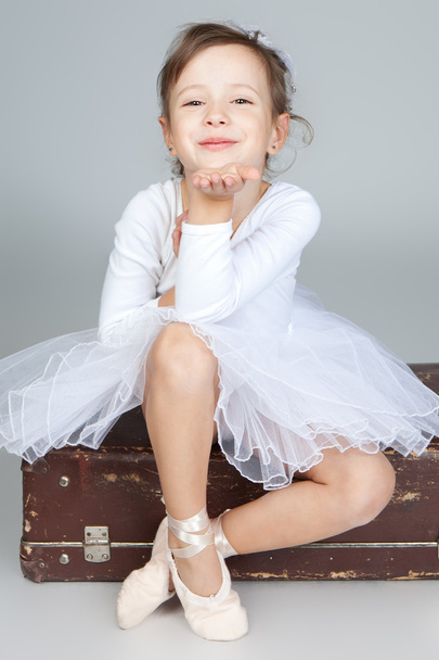 güzel küçük dansçı, beyaz elbiseli balerin - Fotoğraf, Görsel
