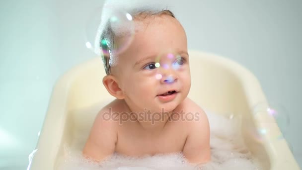 Imágenes en cámara lenta del niño feliz bañándose con burbujas de jabón
 - Imágenes, Vídeo