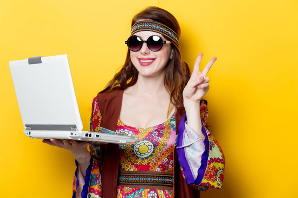 Fiatal hippi lány fehér laptop  - Fotó, kép