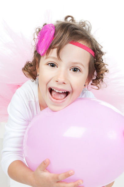 Niña con globo rosa en estudio
 - Foto, imagen