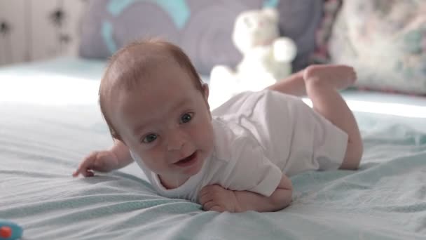 Baby on stomach saliva - Materiaali, video