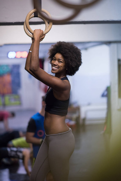 black woman doing dipping exercise - Fotoğraf, Görsel