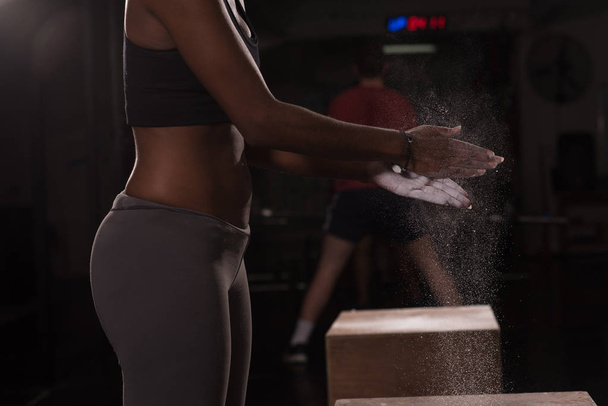 black woman preparing for climbing workout - Foto, imagen