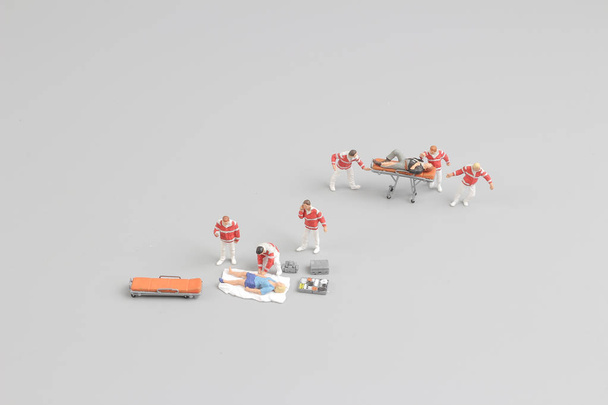 speelgoed en paramedici als speelgoed figuren op bord - Foto, afbeelding