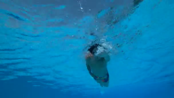 Junge Schwimmerin schwimmt im freien Stil - Filmmaterial, Video