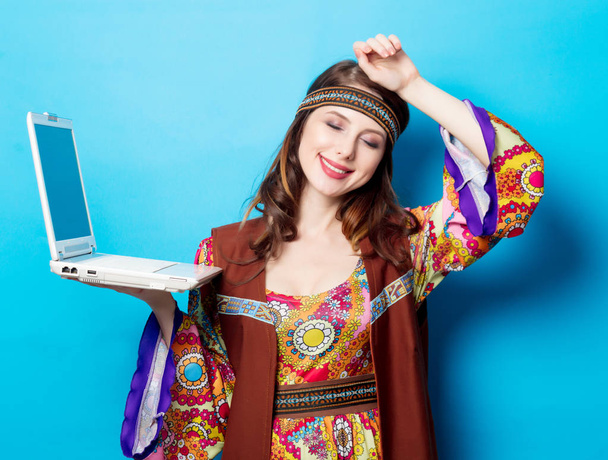 hippi lány laptop számítógép  - Fotó, kép