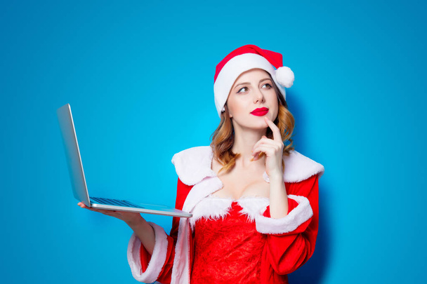 Santa fille avec ordinateur portable
 - Photo, image