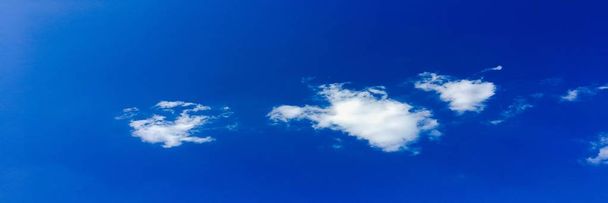Nubes azules del cielo. Hermoso cielo azul con fondo de nubes blancas. Cielo nubes blancas
 - Foto, Imagen