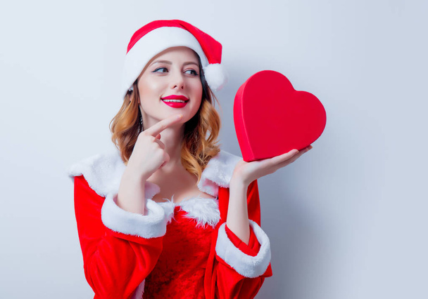 Санта дівчина з серця форму подарунок - Фото, зображення