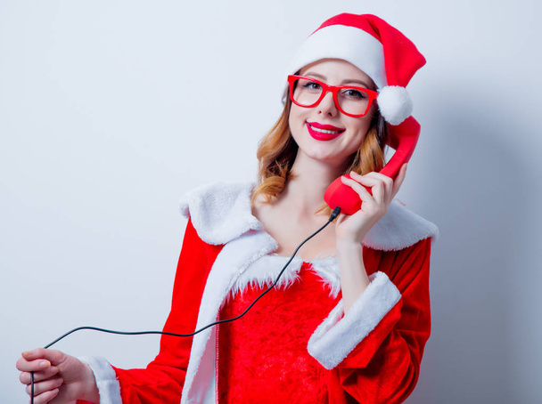 Gözlük ve cep telefonu ile Noel Baba kız - Fotoğraf, Görsel