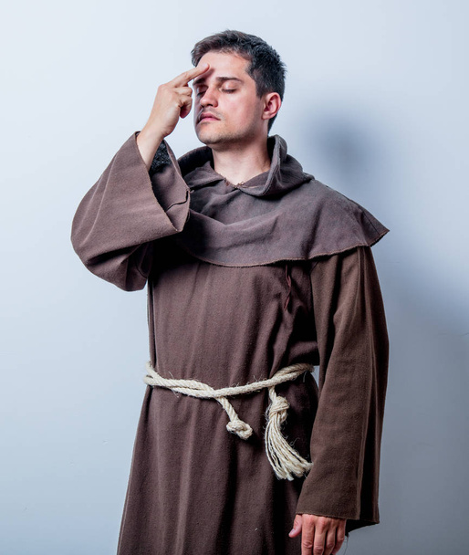 Portrét mladého katolický mnich - Fotografie, Obrázek