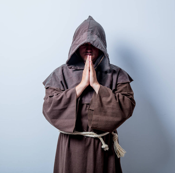 Nuoren katolisen munkin muotokuva
 - Valokuva, kuva